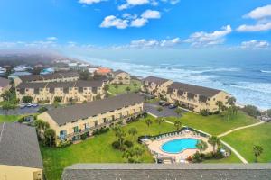Una vista aérea de un resort con piscina y el océano. en A1A South St Augustine 2 bedroom Oceanview Condo Sleeps 8, en Fort Matanzas