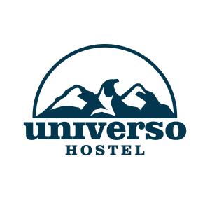 イビコアラにあるHostel Universoの山を背景にしたホテルのロゴ
