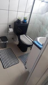 a bathroom with a toilet and a sink at Apto Top Boqueirão Praia Grande. in Praia Grande