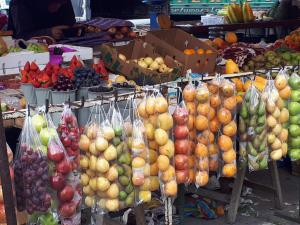 wystawa owoców i warzyw na rynku w obiekcie Häuschen nahe Cotopaxi-House near Cotopaxi w mieście Machachi