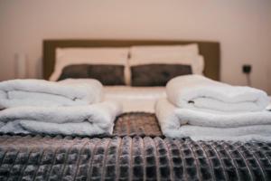 A bed or beds in a room at Filoxenia MG Projects Neos Kosmos