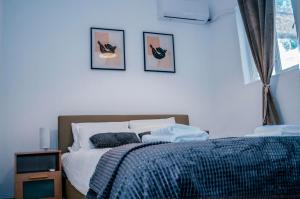 A bed or beds in a room at Filoxenia MG Projects Neos Kosmos