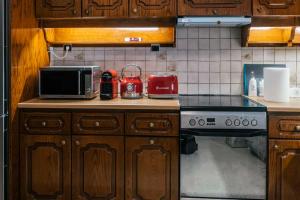 A kitchen or kitchenette at Filoxenia MG Projects Neos Kosmos