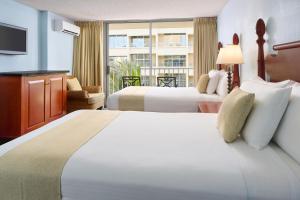 Postel nebo postele na pokoji v ubytování Ewa Hotel Waikiki