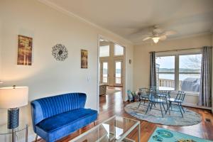 sala de estar con sofá azul y mesa en Dreamy Ridgeway Home with Grill on Lake Wateree!, en Taylors Creek
