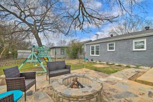 Afbeelding uit fotogalerij van Cozy Home with Fire Pit 3 Mi to Lake Whitney! in Whitney