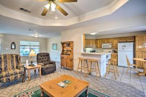 Η κουζίνα ή μικρή κουζίνα στο Family Alba Home with Boat Dock on Lake Fork!