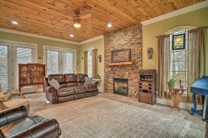 sala de estar con sofá de cuero y chimenea en Dog-Friendly Family Home Steps to Norris Lake, en Maynardville