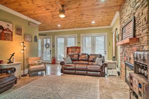 Foto dalla galleria di Dog-Friendly Family Home Steps to Norris Lake a Maynardville