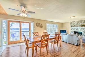 Μια τηλεόραση ή/και κέντρο ψυχαγωγίας στο Sunny Lakefront Family Paradise with Deck and 2 Kayaks