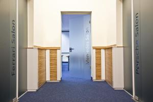 un pasillo con una puerta azul en un edificio en Hotel Speyer am Technik Museum, en Speyer