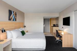 Postel nebo postele na pokoji v ubytování Crowne Plaza Queenstown by IHG