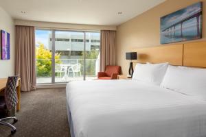 Postel nebo postele na pokoji v ubytování Crowne Plaza Queenstown by IHG