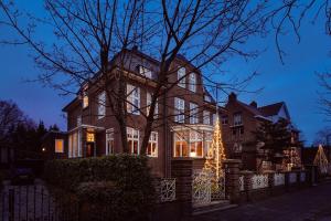 een huis met een kerstboom ervoor bij New Park Edition in Venlo