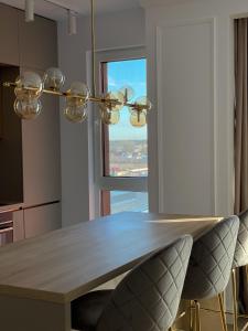 uma cozinha com mesa e cadeiras e uma janela em Selling Sunset Apartments em Timisoara