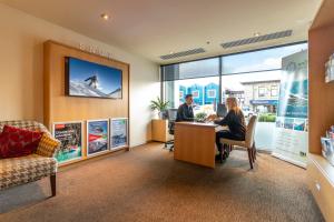 Posezení v ubytování Crowne Plaza Queenstown by IHG