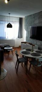 米托彭督比耶羅的住宿－Apartmán Chopok，客厅配有桌椅和电视