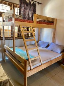Poschodová posteľ alebo postele v izbe v ubytovaní Hidden Valley Backpackers