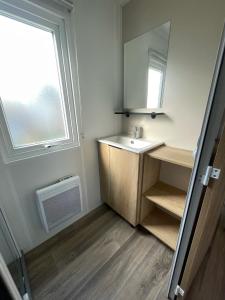 a bathroom with a sink and a mirror at Vesna Mobil Home in Canet-en-Roussillon