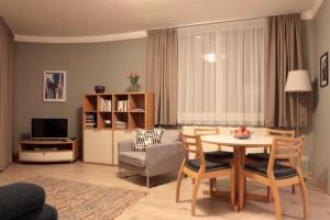 Televízia a/alebo spoločenská miestnosť v ubytovaní Vita Apartmanok