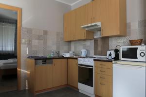 Kuchyňa alebo kuchynka v ubytovaní Vita Apartmanok