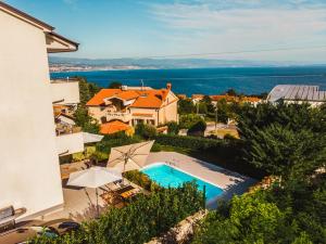 Bazén v ubytovaní Panoramic apartment sea view and pool Opatija alebo v jeho blízkosti