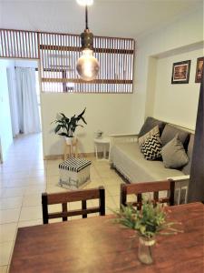sala de estar con sofá y mesa en Rent for Days III - Mono Plaza en San Miguel de Tucumán