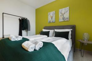 una camera da letto con due letti con asciugamani sopra di Monolocale con terrazzo vista lago Via Cassarinetta 7 by LR a Lugano
