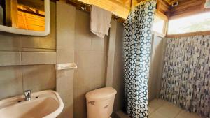a bathroom with a sink and a toilet and a shower at Hostería Kasadasa in Santo Domingo de los Colorados