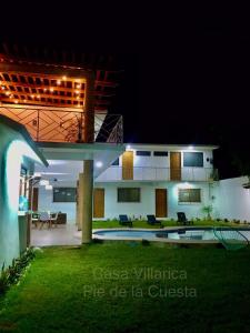 een villa met een zwembad in de nacht bij Hermosa y Amplia Casa en Pie de la Cuesta in Coyuca