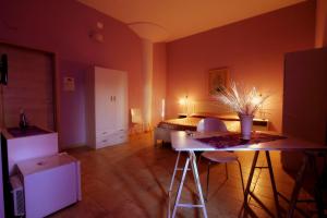 a bedroom with a bed and a table with a plant at Salenthouse in Racale