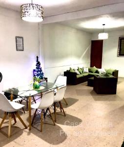 een woonkamer met een tafel en een kerstboom bij Hermosa y Amplia Casa en Pie de la Cuesta in Coyuca
