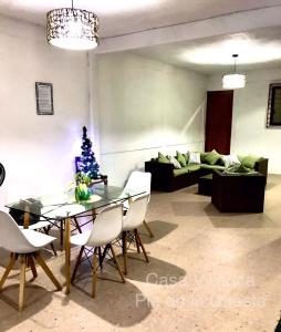 Sala de estar con mesa y árbol de Navidad en Hermosa y Amplia Casa en Pie de la Cuesta en Coyuca