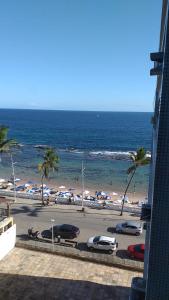 een uitzicht op een strand met parasols en de oceaan bij 2/4 Farol da Barra in Salvador