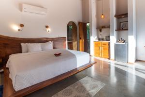 Postel nebo postele na pokoji v ubytování Iluminar Beachfront Suites + 27 fotografií