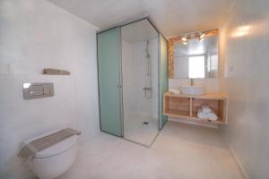 A bathroom at New Villa Komos in Pitsidia,Matala,Crete