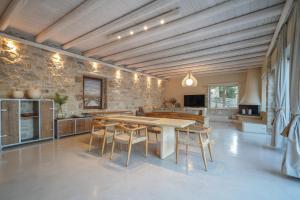TV a/nebo společenská místnost v ubytování New Villa Komos in Pitsidia,Matala,Crete