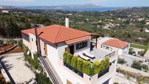 widok z powietrza na dom z pomarańczowym dachem w obiekcie Zafeiria's Suite w mieście Vamos
