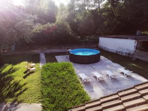 uma vista sobre um quintal com uma banheira de hidromassagem e cadeiras em Kira en Las Merindades em Barcenillas del Ribero