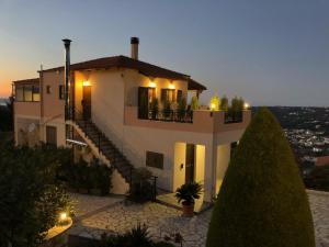 een villa met uitzicht op een gebouw bij Zafeiria's Suite in Vamos +31 foto's