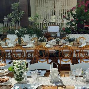 马普托PolanaHibiscosLodge&Spa的用餐室配有桌椅和鲜花