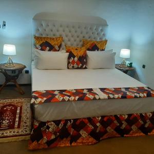 马普托PolanaHibiscosLodge&Spa的一间带一张大床和两盏灯的卧室