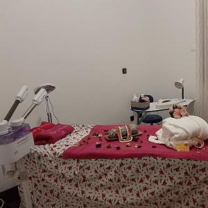 马普托PolanaHibiscosLodge&Spa的一间卧室配有一张带红色毯子和灯的床 更多49张照片