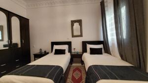 Cette petite chambre comprend 2 lits. dans l'établissement Emplacement idéal, à Tanger