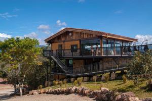 AserríにあるHotel Pico Coloradoのバルコニーと階段が備わる大きな木造家屋です。