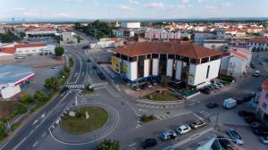 uma vista area de uma cidade com um edifcio em Hotel Lusitano em Vilar Formoso