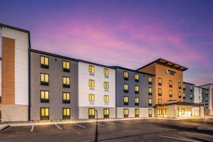 un edificio de apartamentos con luces encendidas en un aparcamiento en WoodSpring Suites Portland Vancouver en Vancouver