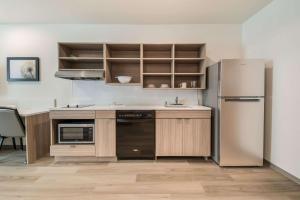 Kuhinja oz. manjša kuhinja v nastanitvi WoodSpring Suites Portland Vancouver