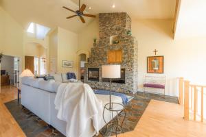 uma sala de estar com um sofá e uma lareira de pedra em Stoney Way em Flagstaff