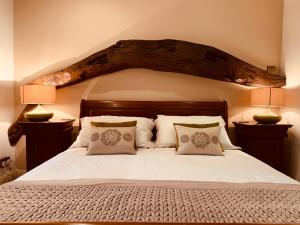 Un pat sau paturi într-o cameră la Busfeild Arms